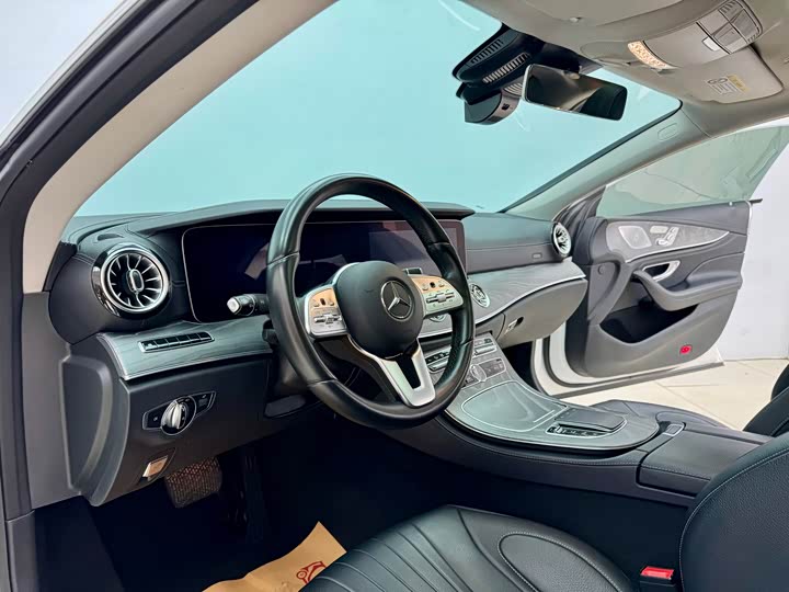 Mercedes-Benz CLS 2018 CLS 300 — фото 6