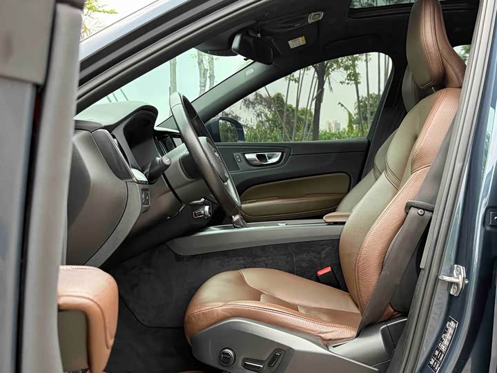 Volvo XC60 2021 T 5 4 WD — фото 10
