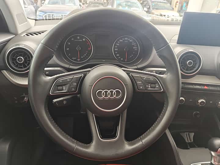 Audi Q2L 2021 35 TFSI — фото 9