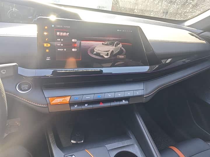 Changan UNI-V 2024 1.5 T Premium — фото 13