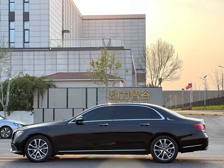 Mercedes-Benz E-Class 2018 E 300 L Luxury — фото 3