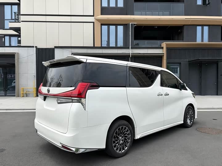 Toyota Alphard — фото 5