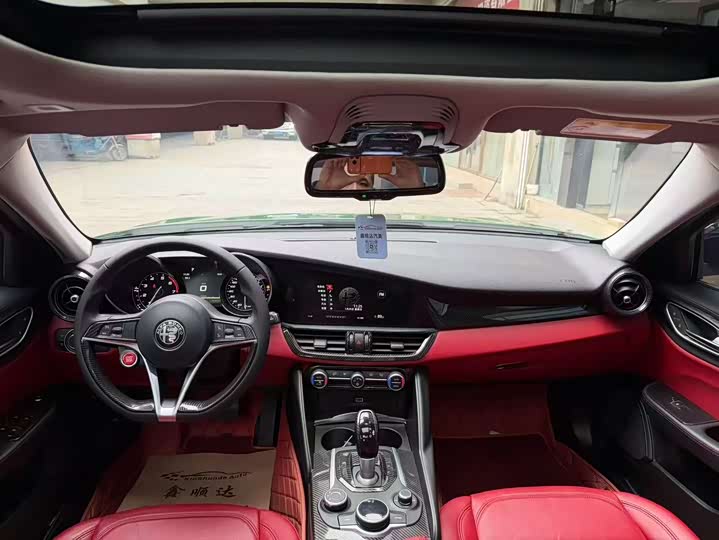 Alfa Romeo Giulia 2018 2.0 T 200 HP — фото 6