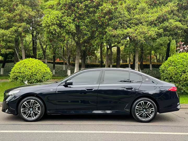 BMW 5-Series 2025 530 Li Leading M — фото 3