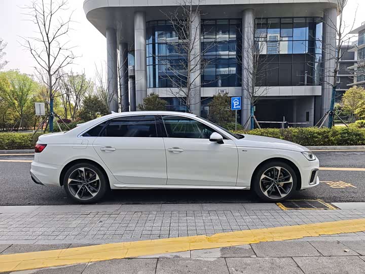 Audi A4L 40 TFSI люкс-динамик — фото 4