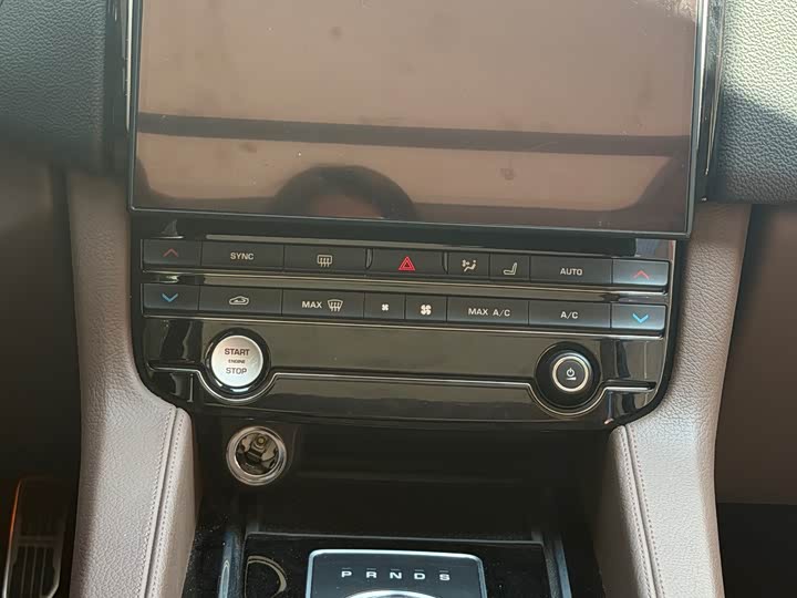 Jaguar F-PACE 2018 2.0 T 4 WDR-Sport — фото 10
