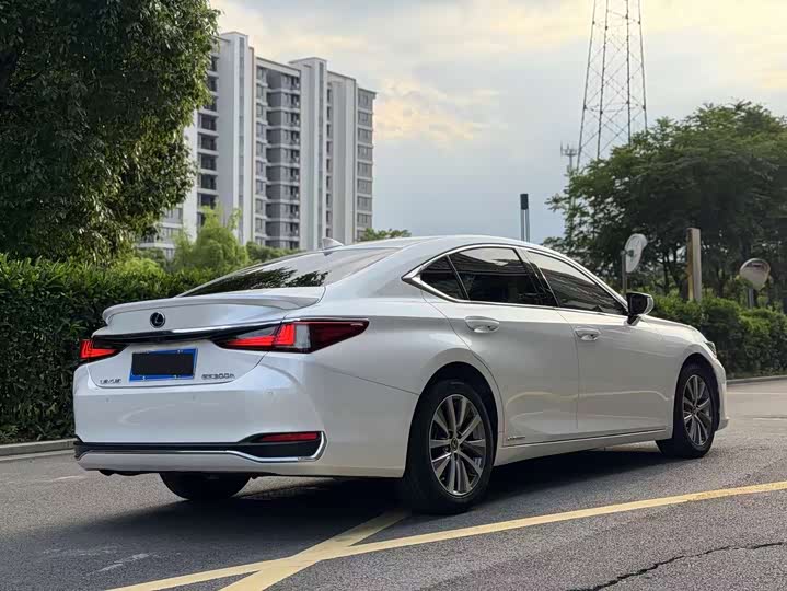 Lexus ES 300h экселленс V — фото 7
