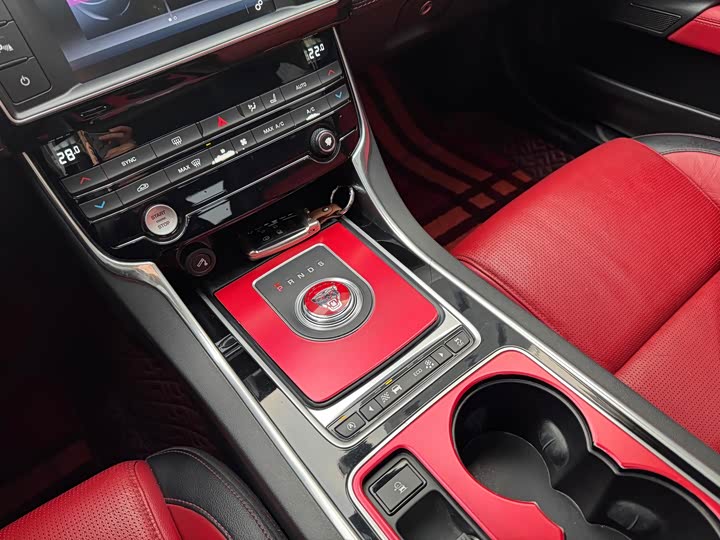 Jaguar XE 2015 2.0 T 200 PS R-Sport — фото 23