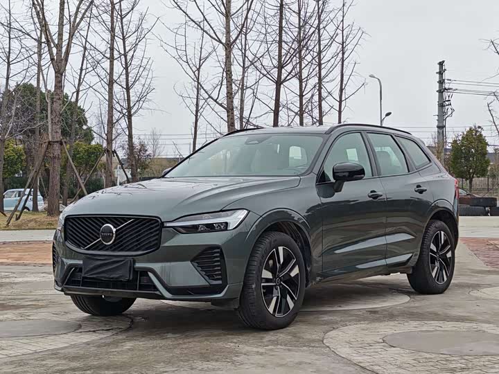 Volvo XC60 2026 B 5 4 WD — фото 1