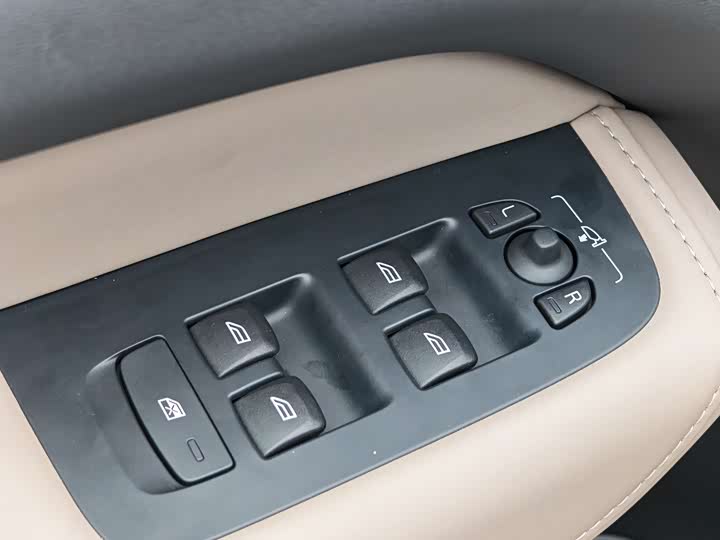 Volvo XC60 2026 B 5 4 WD — фото 17