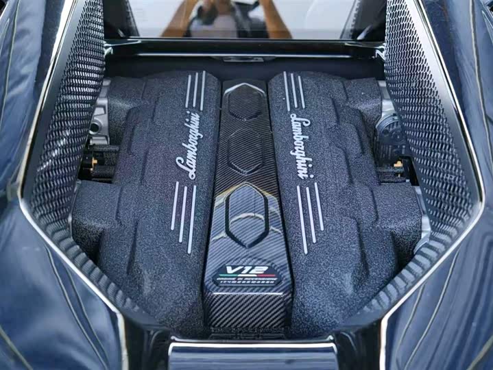 Lamborghini Revuelto 2023 6.5 L PHEV — фото 10
