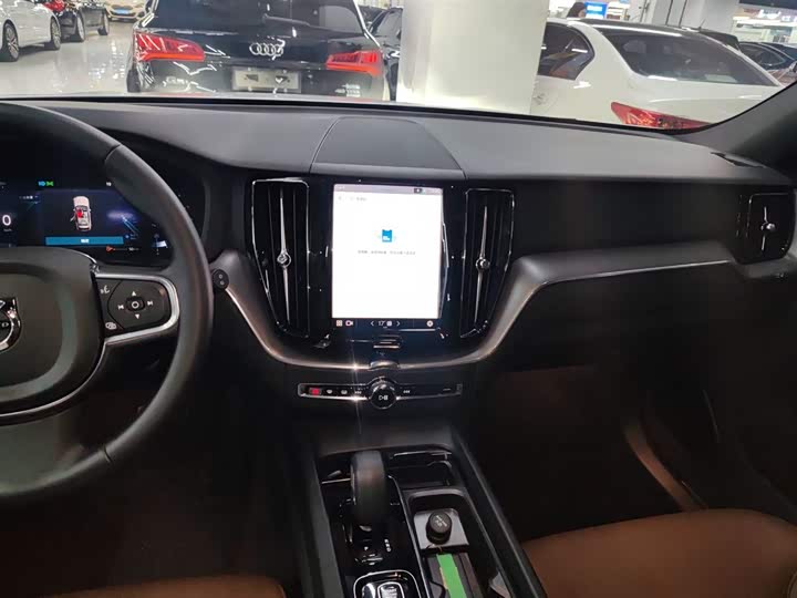 Volvo XC60 2025 B 5 4 WD — фото 13