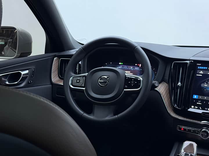 Volvo XC60 2023 B 5 4 WD — фото 14