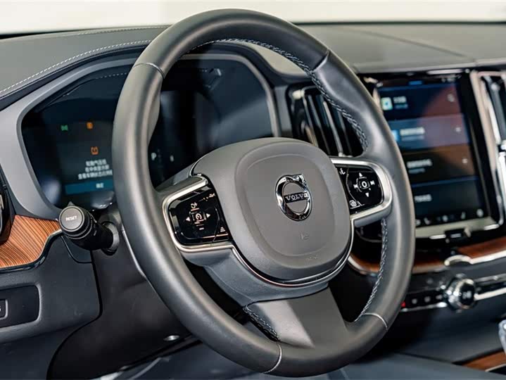 Volvo XC60 2025 B 5 4 WD — фото 10