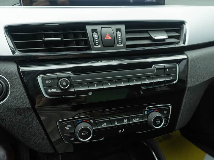 BMW X1 2019 s Drive 20 Li Leading — фото 9