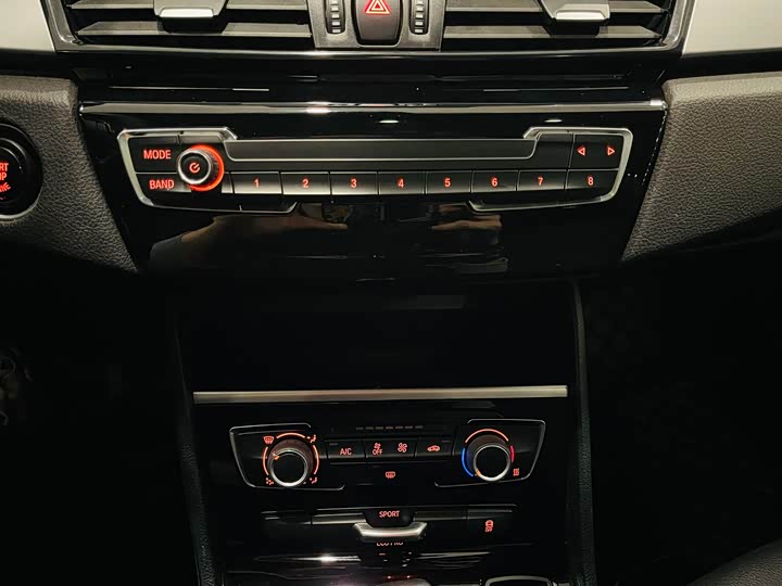 BMW 2-Series 2019 220i Leading — фото 9