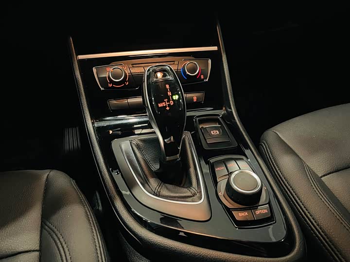 BMW 2-Series 2019 220i Leading — фото 8
