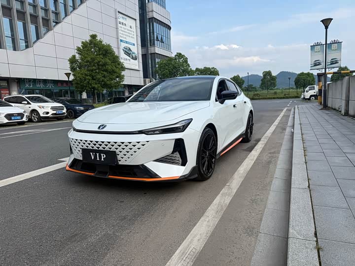 Changan UNI-V 2024 1.5 T Sport — фото 1