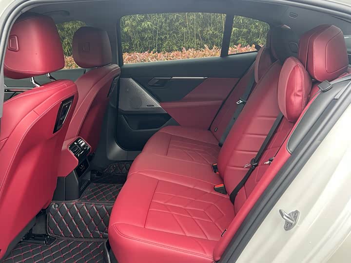 BMW 5-Series 2025 530 Li Leading M — фото 10
