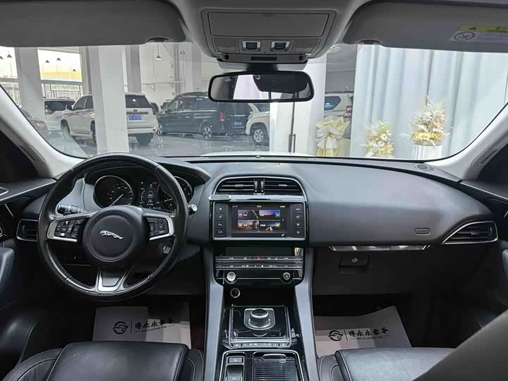 Jaguar F-PACE 2018 2.0 T 4 WD — фото 6