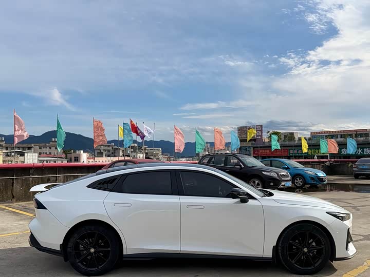 Changan UNI-V 2022 1.5 T Premium — фото 4