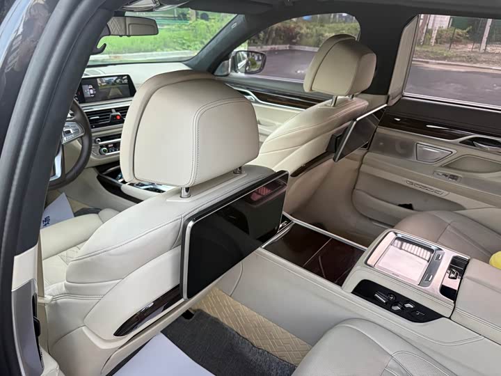 BMW 7 Series 750Li xDrive — фото 19