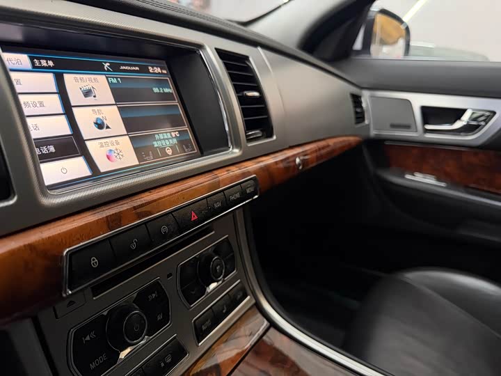 Jaguar XF 2015 XF 2.0 T — фото 10