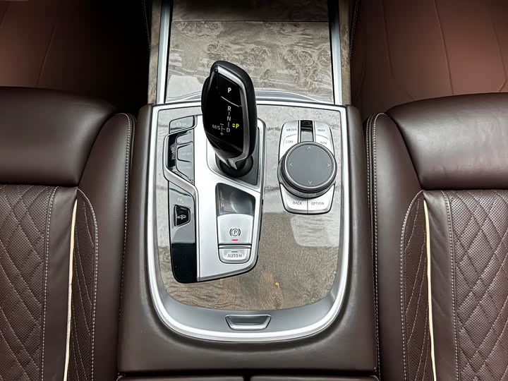 BMW 7-Series 2019 740 Li Leading — фото 17
