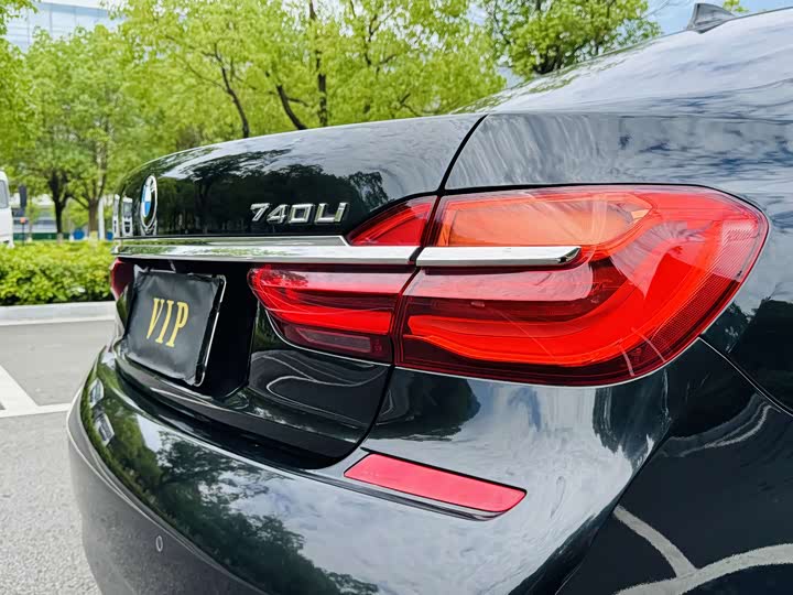 BMW 7 Series — фото 16