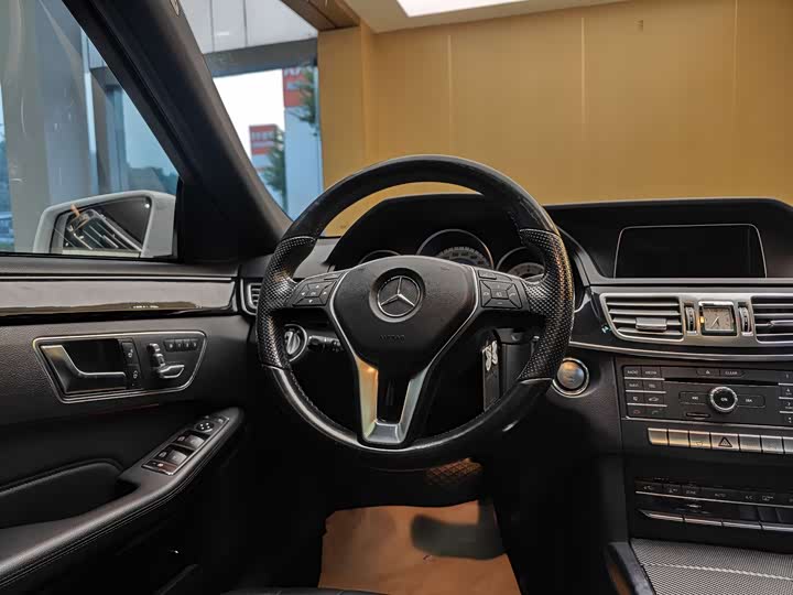 Mercedes-Benz E-Class 2015 E 200 L Sport — фото 14