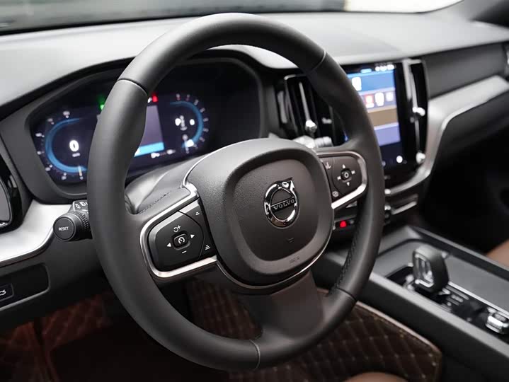 Volvo XC60 2024 B 5 4 WD — фото 7