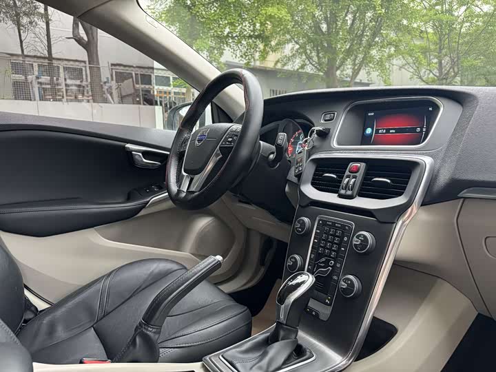 Volvo V40 2015 1.6 T — фото 16
