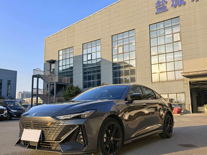 Changan UNI-V 2023 1.5 T Premium — фото 1