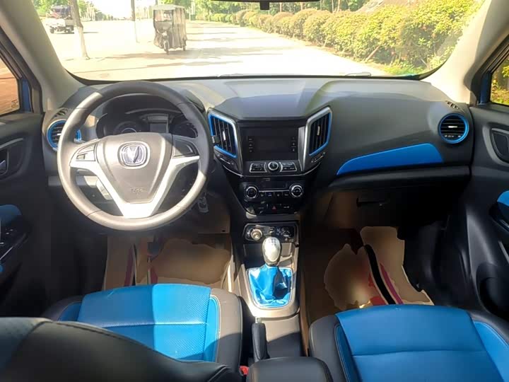 Changan CS15 2016 1.5 L MT — фото 10