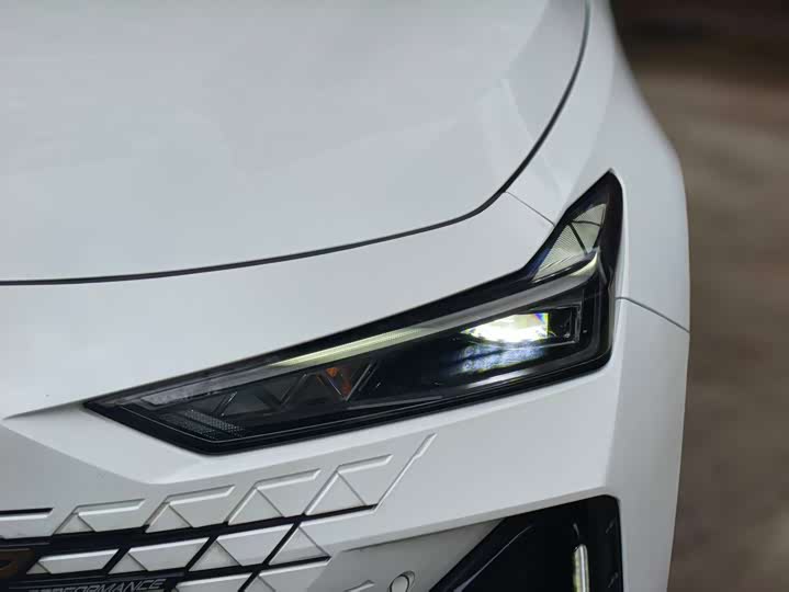 Changan UNI-V 2023 1.5 T — фото 5