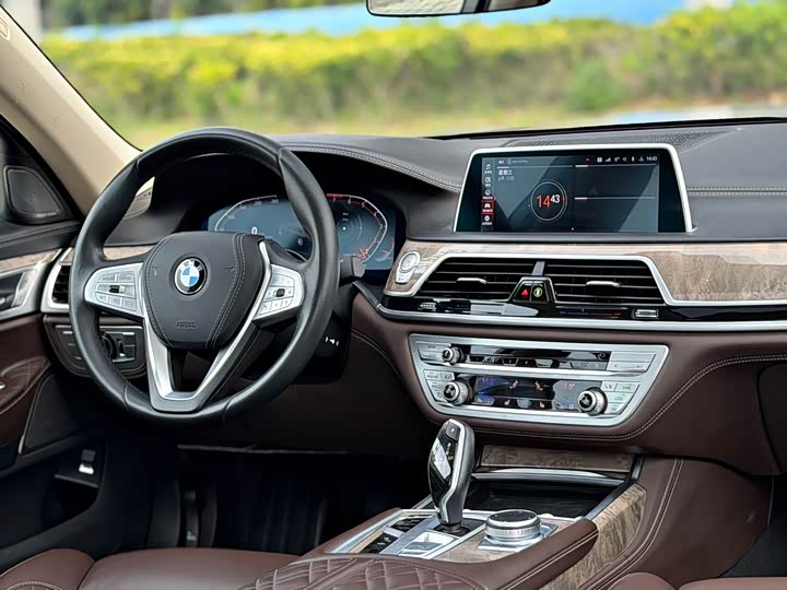 BMW 7 Series — фото 11