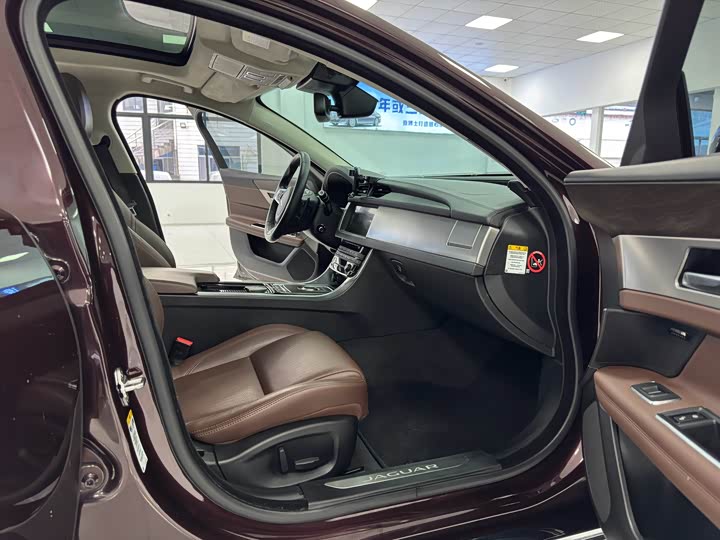 Jaguar XFL 2018 XFL 2.0 T 250 PS — фото 11