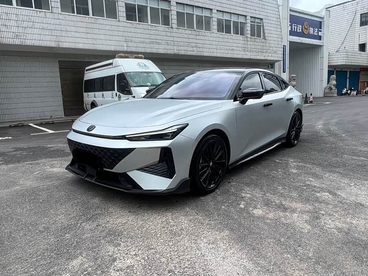 Changan UNI-V 2024 1.5 T Sport — фото 1