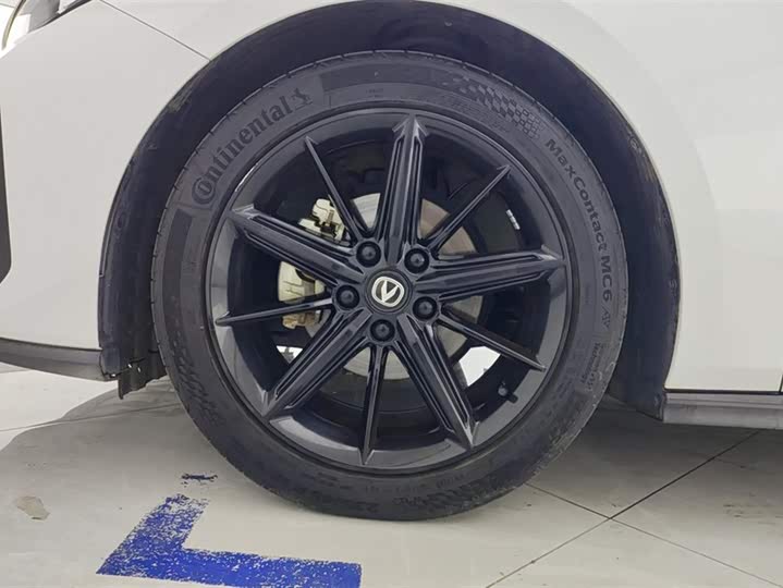 Changan UNI-V 2022 1.5 T Premium — фото 6
