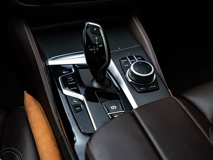BMW 5 Series — фото 12