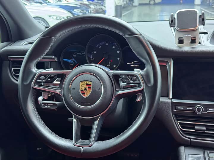 Porsche Macan 2018 Macan 2.0 T — фото 11