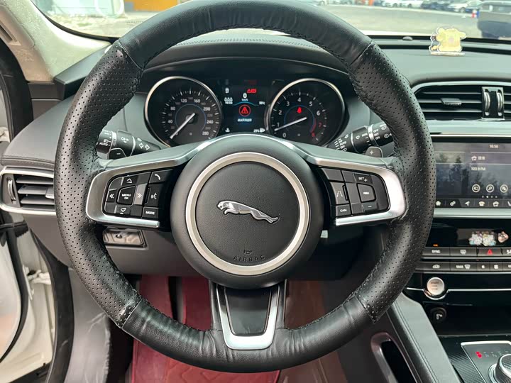 Jaguar F-PACE 2020 2.0 T — фото 15