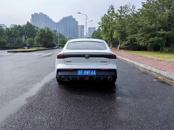 Changan UNI-V 2022 1.5 T Premium — фото 4