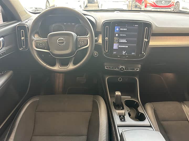 Volvo XC40 2020 T 3 — фото 3