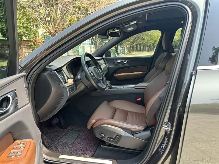 Volvo XC60 2021 T 5 4 WD — фото 5