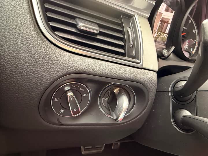Porsche Macan 2017 Macan Turbo 3.6 T — фото 16
