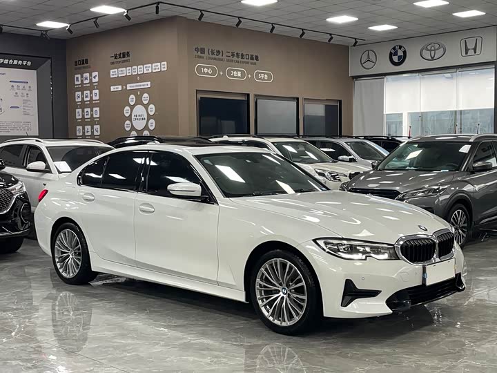 BMW 3-Series 2022 320i — фото 3
