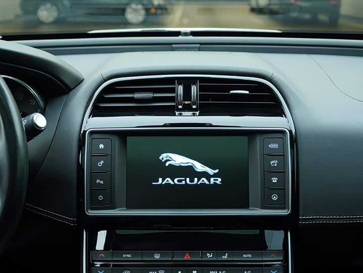 Jaguar XE 2015 2.0 T 240 PS R-Sport — фото 19