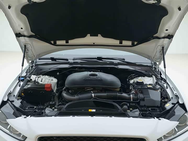 Jaguar XE 2015 2.0 T 240 PS R-Sport — фото 7