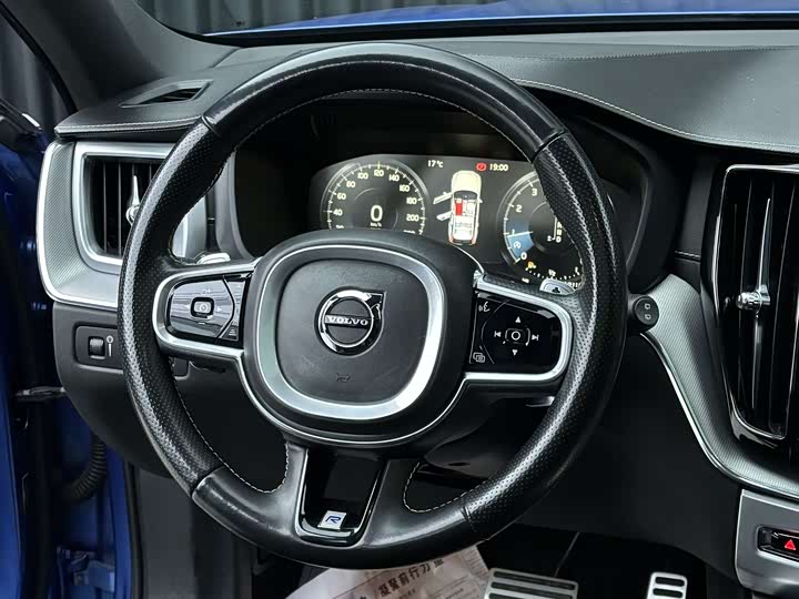 Volvo XC60 2018 T 5 4 WD — фото 4